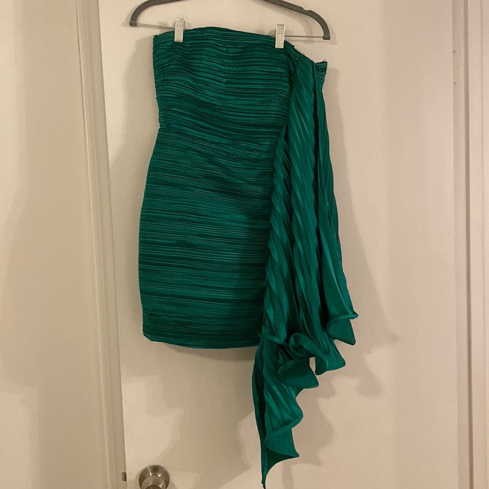 Kayleigh Amur Dress. Size 4. Runs small. Emerald green.